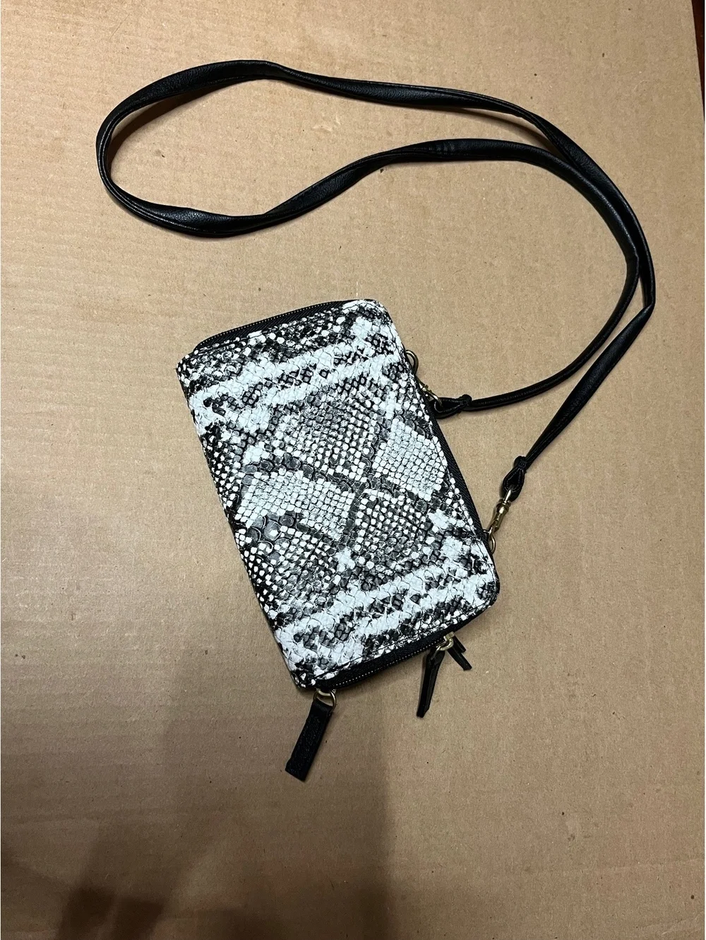 Sleek Snake Print Crossbody Wallet Bag – Chic & Compact!
